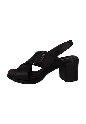 Czarne skórzane buty na obcasie slingback z kwadratowym noskiem, regulowanym zapięciem, blokowym obcasem i krzyżowym wzorem pasków. Gładka faktura z minimalnymi zdobieniami.