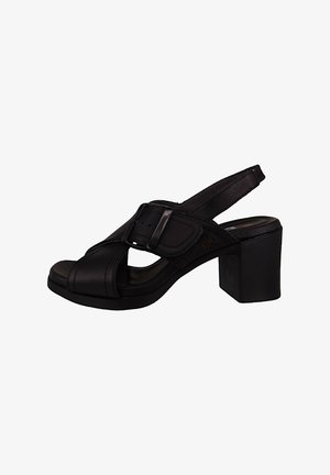 Schwarze Leder-Slingback-Pump mit quadratischer Zehenform, verstellbarem Riemen, Blockabsatz und Cross-Strap-Design. Glatte Textur mit minimaler Gestaltung.