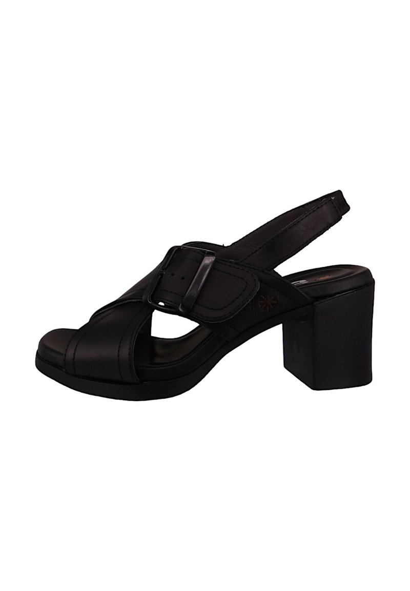 Czarne skórzane buty na obcasie slingback z kwadratowym noskiem, regulowanym zapięciem, blokowym obcasem i krzyżowym wzorem pasków. Gładka faktura z minimalnymi zdobieniami.