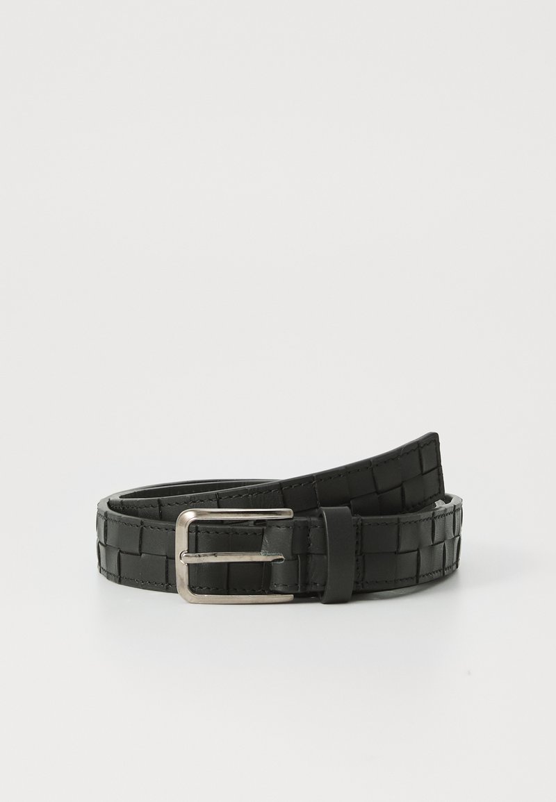 Zwarte geweven leren riem met een gladde textuur, voorzien van een zilverkleurige metalen gesp en een verstelbare band voor maatflexibiliteit.