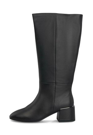 Botte noire en cuir до genoux avec un bout pointu et un talon carré présentant une accent métallique. Texture lisse avec un détail de couture minimal.