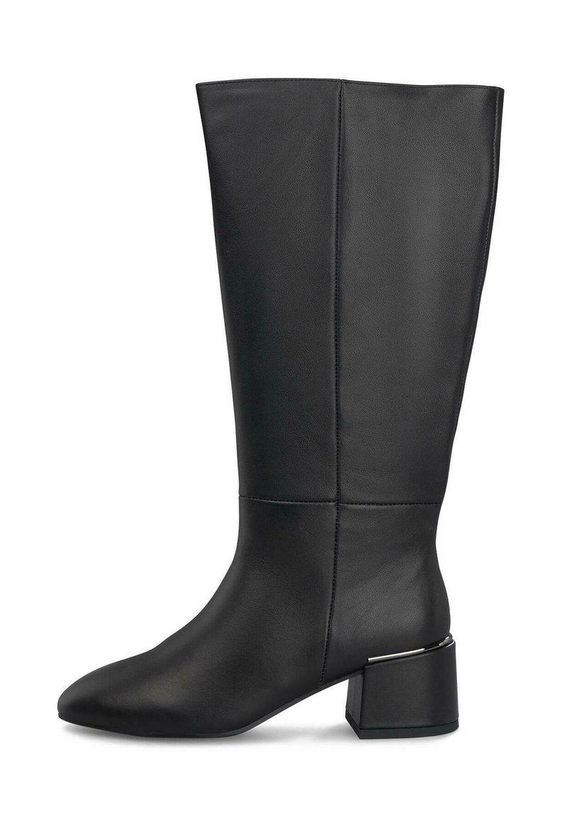 Bota de cuero negro hasta la rodilla con punta afilada y tacón cuadrado, con un acento metálico. Textura suave con detalle de costura mínima.