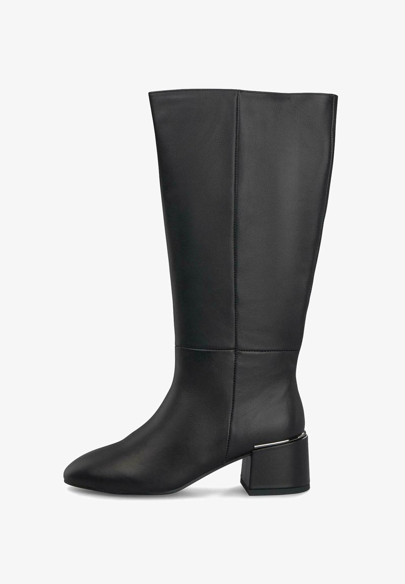 Czarne skórzane botki za kolano ze spiczastym czubkiem i blokowym obcasem, z metalicznym akcentem. Gładka tekstura z minimalnymi detalami szycia.