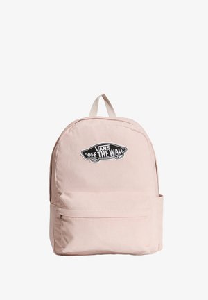 Rosa Cordura-Rucksack mit einer Frontreißverschlusstasche, die ein schwarz-weißes Vans-Logo zeigt. Mit einem braunen Stoffgriff oben zum Tragen.