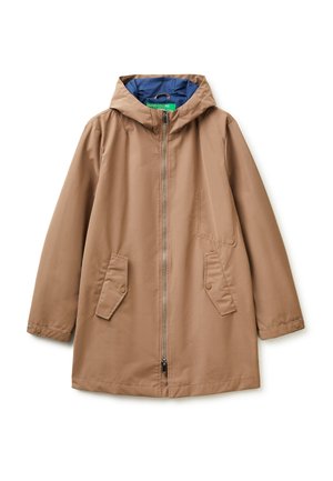 Jas przeciwdeszczowy z kapturem w jasnobrązowym kolorze z zamkiem błyskawicznym z przodu i dwoma kieszeniami z patkami, widoczna niebieska podszewka przy kołnierzu.