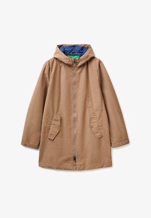 Jas przeciwdeszczowy z kapturem w jasnobrązowym kolorze z zamkiem błyskawicznym z przodu i dwoma kieszeniami z patkami, widoczna niebieska podszewka przy kołnierzu.