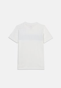 Einfaches weißes Kurzarm-T-Shirt aus Baumwolle, von hinten auf weißem Hintergrund dargestellt.