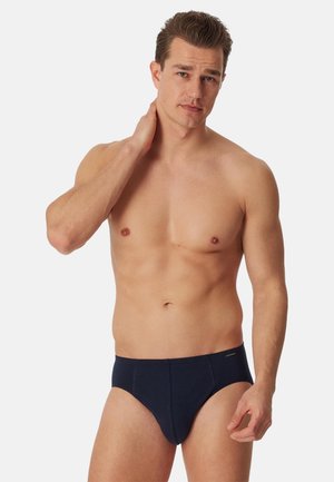 Marineblå bomuldsboxershorts fremstillet af blødt bomuldsstof, med et enkelt design, formtilpasset pasform og minimale syningsdetaljer.