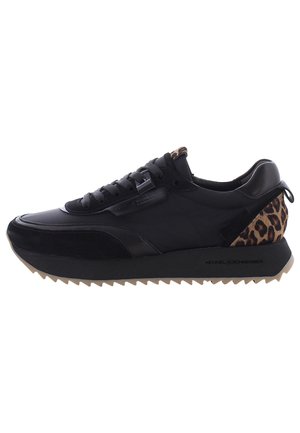 Sneaker noire comprenant une combinaison de cuir et de daim, accent en imprimé léopard au talon, et une semelle en caoutchouc texturée et dentelée.