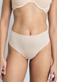 Beige, hochgeschnittene Unterwäsche aus glattem Stoff. Verfügt über weiche Nähte und ein nahtloses Design. Geeignet für den täglichen Gebrauch.