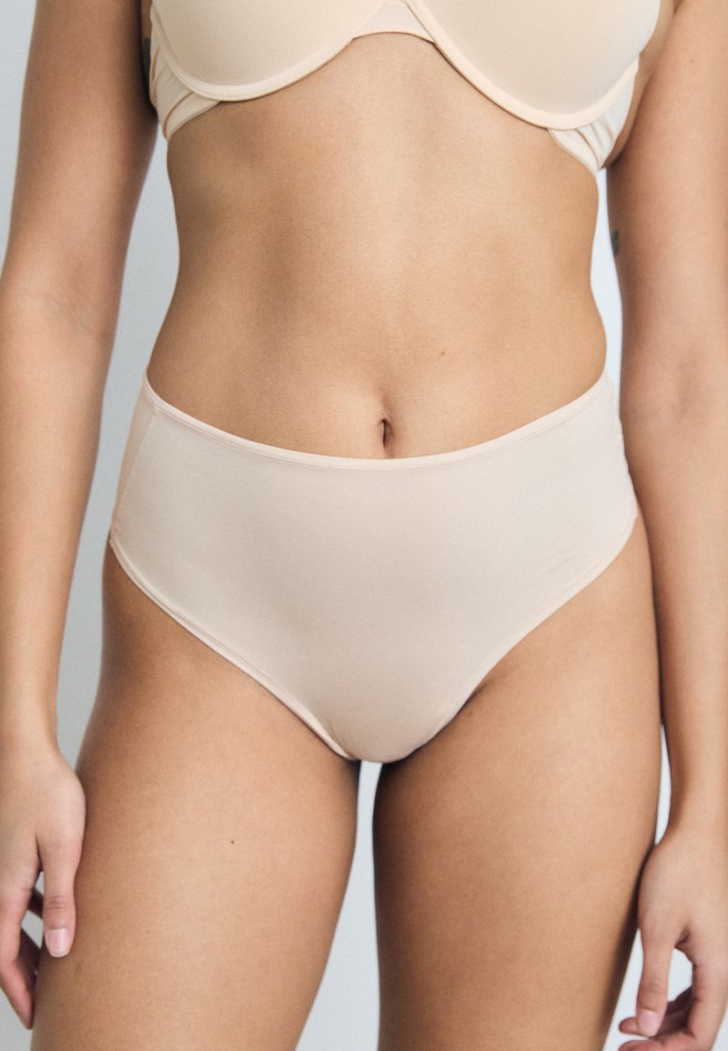 Beige, hochgeschnittene Unterwäsche aus glattem Stoff. Verfügt über weiche Nähte und ein nahtloses Design. Geeignet für den täglichen Gebrauch.