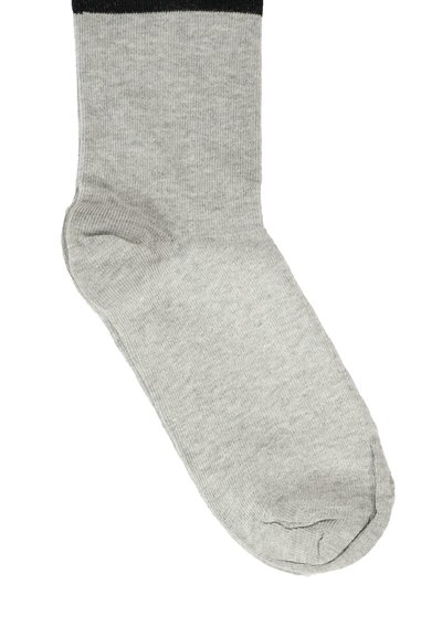 Calzino in cotone grigio con bordo a coste nero. Presenta una superficie liscia e una forma standard, con punta arrotondata e tallone rinforzato.