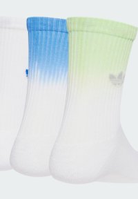 Tri páry rebrovaných ponožiek do turistiky: biele s modro-zeleným gradientom na vrchu. Každý pár má jemné logo blízko lemu. Mäkko, elastický materiál.