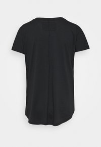 Svart kortärmad T-shirt med rund halsringning, tillverkad av mjukt tyg, med rak passform och detaljerad söm på baksidan.