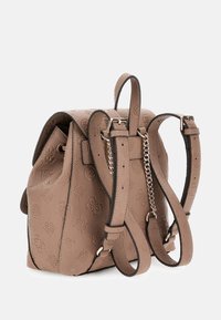 Mochila de cuero texturizado marrón con patrón decorativo, correas ajustables y acentos de hardware metálico. Forma compacta, acabado suave.