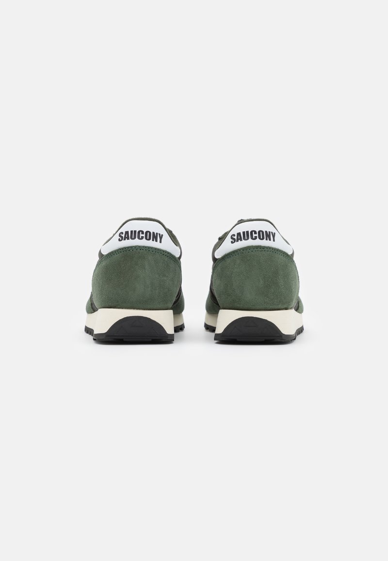 Zapatillas de ante verdes con acentos negros, que presentan una marca blanca en el talón, una suela acolchada y una parte superior texturizada.