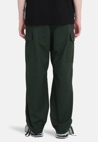 Groene cargobroek met zijzakken, relaxed fit, koord aan de onderkant en zachte katoenstof. Achteraanzicht toont tailleband en zakdetail.
