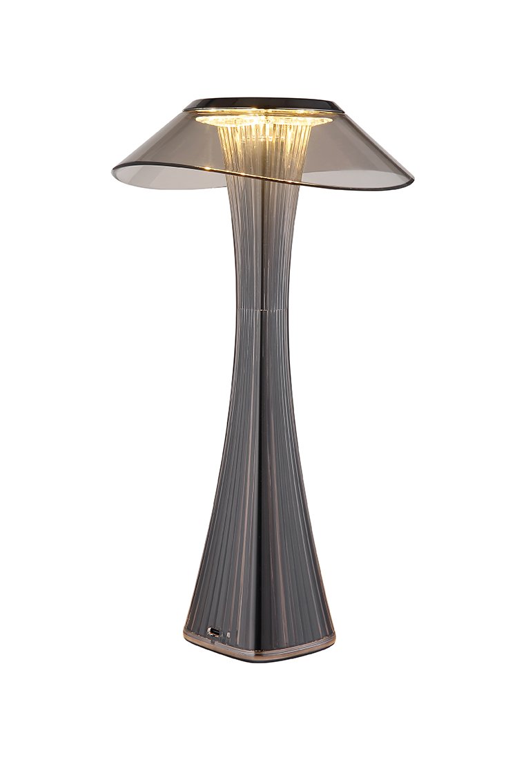 Stolní lampa s elegantním, zakřiveným podstavcem a průsvitným šedým stínidlem. Obsahuje vertikální rýhy, teplé bílé světlo a moderní design.