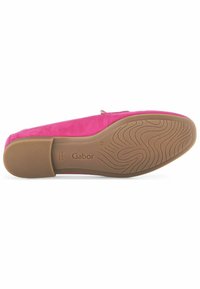 Roze suède ballerina met een rubberen zool met een golvend patroon, gemarkeerd met "Gabor" en "Made in Portugal" aan de onderkant.