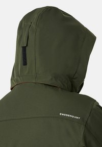 Olivgrüne Kapuzenjacke mit glatter Textur, die ein Logo auf dem Rücken und kontrastierende rote Einfassung am Rand der Kapuze aufweist.