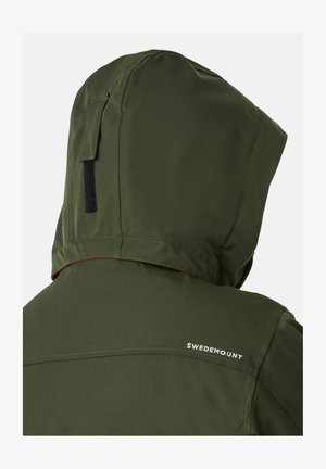 Oliwkowa kurtka z kapturem o gładkiej fakturze, z logo na plecach i kontrastowym czerwonym wykończeniem przy krawędzi kaptura.