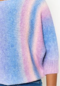 Pletený svetr v odstínech modré, růžové a fialové barvy. Krátké rukávy, volný střih a žebrované manžety. Měkká textura s viditelným švem.