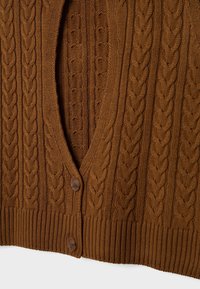 Cardigan marron en tricot avec motifs torsadés, deux boutons et ourlet côtelé, présenté en gros plan.