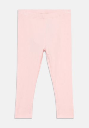 Miękkie, różowe, prążkowane legginsy dla malucha z elastycznym pasem i nogawkami o pełnej długości na białym tle.
