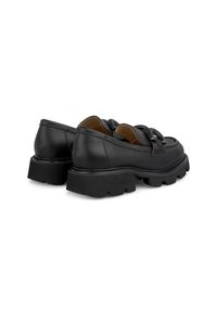 Zwarte leren schoenen met een stevige rubberen zool, ronde vorm, voorzien van een decoratieve band over de wreef en subtiele stikdetails.