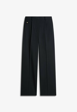 Zwarte wijde broek met een vlakke voorkant, voorzien van een zijzak en goudkleurige knoopdetails. Gemaakt van een gladde, lichtgewicht stof.