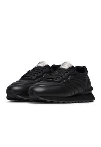 Sneaker in pelle nera con una texture liscia, caratterizzate da punta arrotondata, design con lacci, marchio impresso nella linguetta e suola in gomma con motivo.