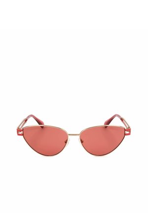 Occhiali da sole cat-eye con tinta rossa, montatura in metallo sottile dorato e punte delle aste rosse su sfondo bianco.