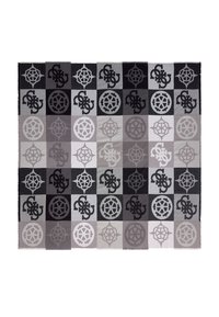 Tappeto tessuto con un motivo geometrico in tonalità di nero, grigio e bianco, con disegni a contrasto di cerchi e simboli in ogni quadrato.