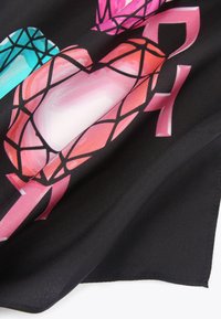 Sciarpa nera con grafica di gemma colorata in tonalità turchese, rosa e rosso con contorni geometrici. Tessuto liscio e morbido.