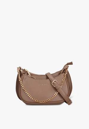 Borsa a mano in pelle marrone con texture e forma curva, tracolla a catena dorata e chiusura con zip. Presenta un logo sul davanti e una tracolla regolabile.