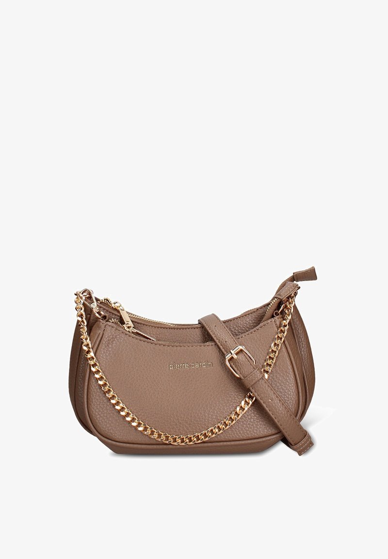 Borsa a mano in pelle marrone con texture e forma curva, tracolla a catena dorata e chiusura con zip. Presenta un logo sul davanti e una tracolla regolabile.