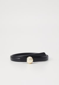 Ceinture en cuir noir avec une boucle ronde lisse en métal doré gravée du nom de la marque. Le design est minimaliste et plat.