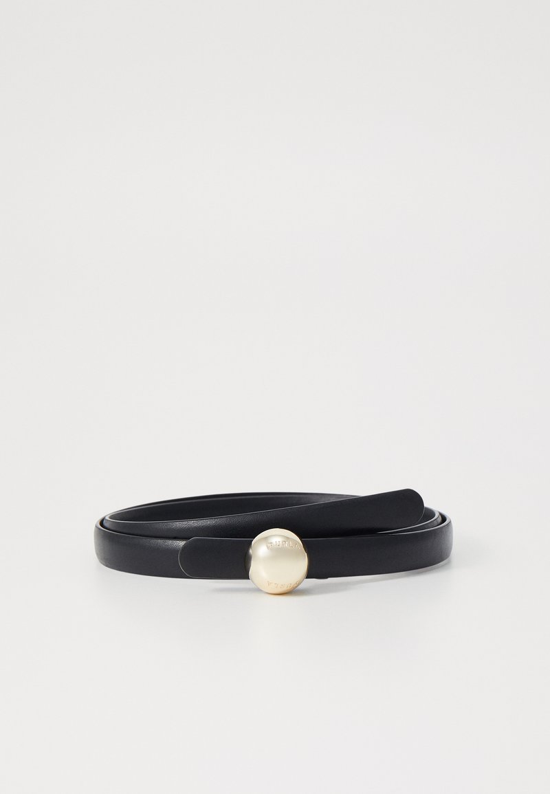 Ceinture en cuir noir avec une boucle ronde lisse en métal doré gravée du nom de la marque. Le design est minimaliste et plat.