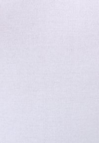 Witte ribstof met een gladde textuur; heeft verticale lijnen die een consistent patroon over het oppervlak creëren. Zacht en flexibel materiaal.