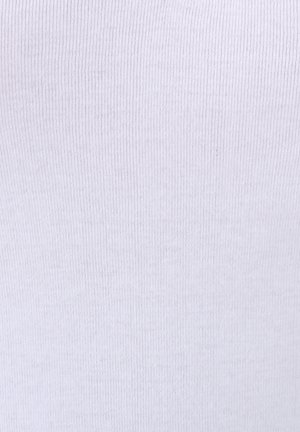 Tejido blanco estriado con una textura suave; presenta líneas verticales que crean un patrón uniforme en toda la superficie. Material suave y flexible.