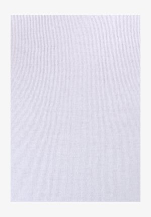 Witte ribstof met een gladde textuur; heeft verticale lijnen die een consistent patroon over het oppervlak creëren. Zacht en flexibel materiaal.