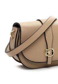 Borsa a tracolla in pelle beige con forma arrotondata, dettagli neri sul bordo e una chiusura circolare dorata. Include una sottile tracolla regolabile.