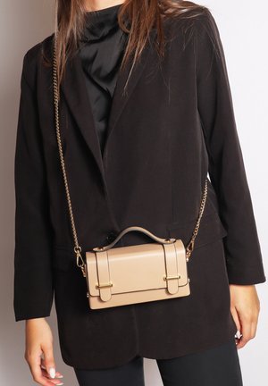 Sac à main beige avec quincaillerie dorée, de forme rectangulaire, au design structuré et à poignée supérieure. Équipé d'une bandoulière en chaîne et d'une texture lisse.