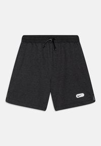 Graue Sportshorts aus weichem Stoff, mit einem elastischen Bund und Kordelzug, sowie einem weißen Nike-Logo auf der unteren linken Seite.