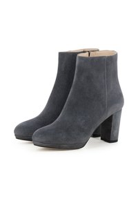 Stivaletti in suede grigiо, con punta rotonda e alto tacco a blocco. Tessuto liscio, design minimalista e chiusura con zip sul retro.