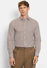 Gestreiftes Hemd in Beige- und Cremetönen, mit durchgehender Knopfleiste und klassischem Kragen. Lange Ärmel mit geknöpften Manschetten.