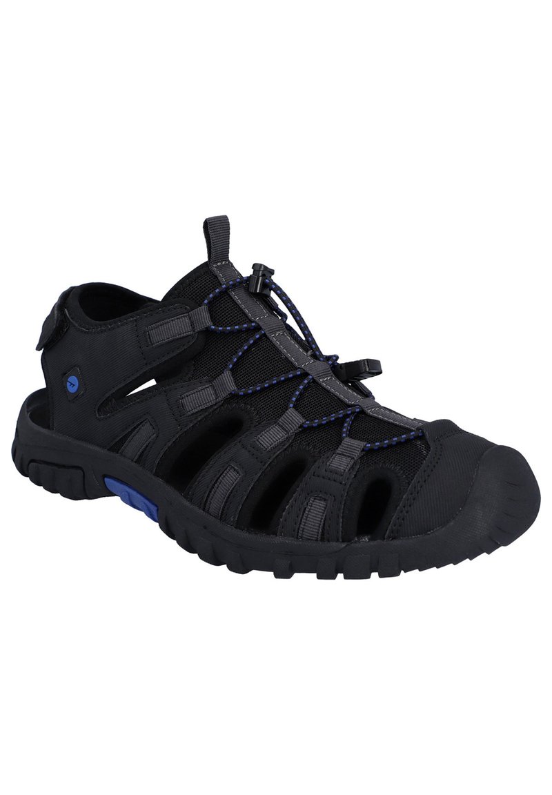 Sandalia negra con diseño abierto, que presenta una puntera de goma, tejido texturizado, acentos azules y cordones elásticos para un ajuste seguro.