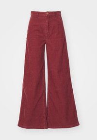 Pantaloni largi din corduroy de culoare burgundă. Caracteristici: ribbing vertical, talie înaltă și închidere cu nasture în față. Textură netedă.