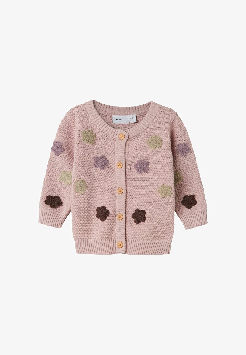 Rózsaszín kötött kardigán, texturált anyagból, multicolor virágmotívumokkal, barna, zöld és lila színekben. Fából készült gombos zárás.