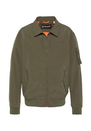 Kurtka typu bomber w kolorze oliwkowej zieleni z zamkiem błyskawicznym z przodu, dwoma kieszeniami na ręce, kieszenią na rękawie zapinaną na zamek, ściągaczami na mankietach i u dołu oraz pomarańczową podszewką.